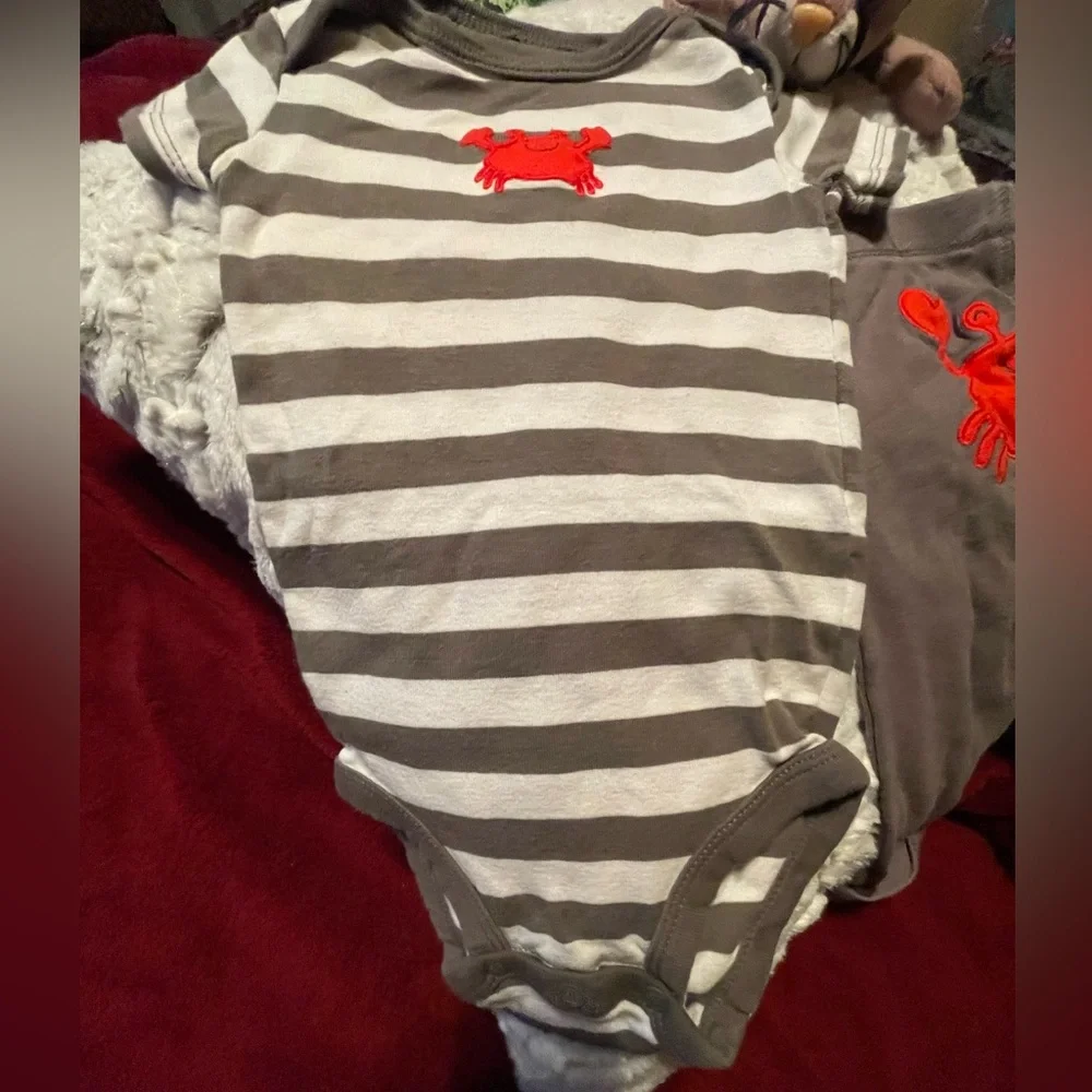 🦀 Carters 2 piece Set CUTE AS A BUTTON Crabby jogger Bottom and Onesie one Pc 9M